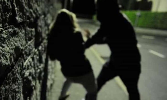 Aggredita e palpeggiata fuori dall’Alcatraz una turista finlandese: arrestato un cuoco nepalese