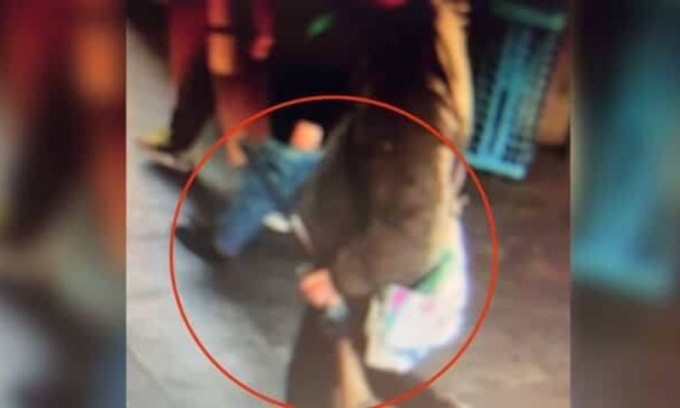 Girava in metro con un fucile in mano: è caccia all’uomo