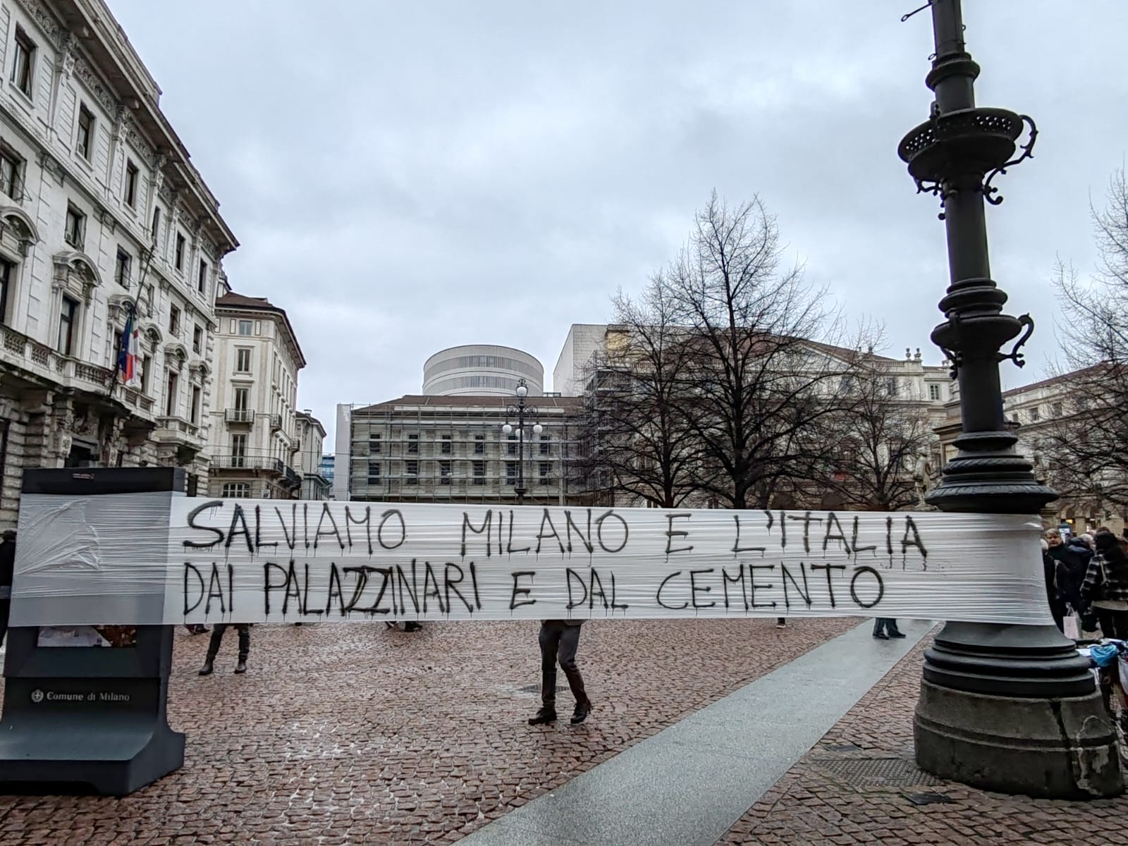 URBANISTICA, PROTESTA IN PIAZZA SCALA CONTRO APPROVAZIONE SALVA MILANO (FOTO 2)