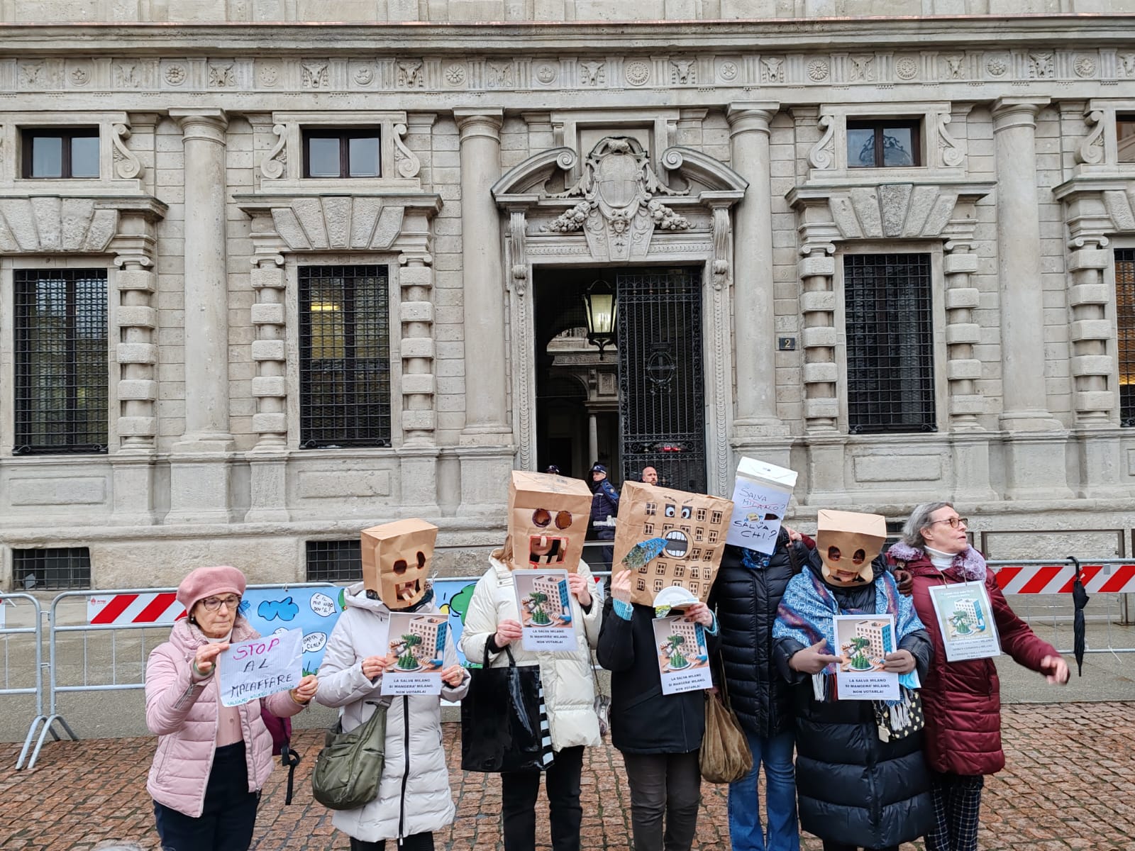 URBANISTICA, PROTESTA IN PIAZZA SCALA CONTRO APPROVAZIONE SALVA MILANO (FOTO 4)