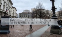 Il Consiglio comunale approva l'ordine del giorno per sostenere Salva Milano, mentre in piazza esplode la protesta