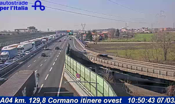 Grave incidente sull’autostrada A4, tra Cormano e Sesto: autobus con 44 bambini a bordo si scontra con un tir