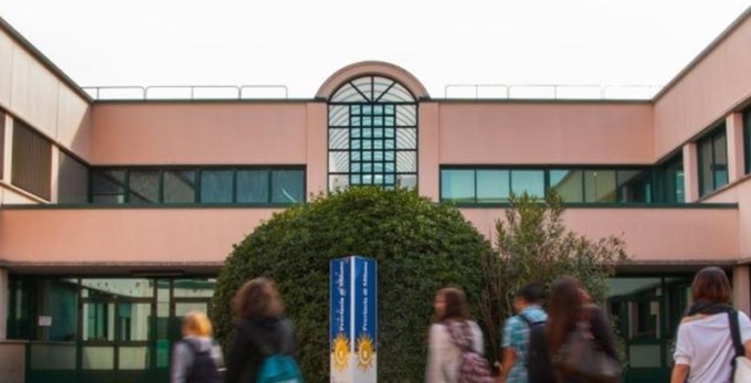 Fiamme nel ripostiglio dell’istituto Luigi Lagrange a Milano: intera scuola evacuata