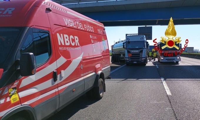 Maxi tamponamento a catena sull’A1: coinvolti 4 mezzi pesanti e un’auto, quattro feriti