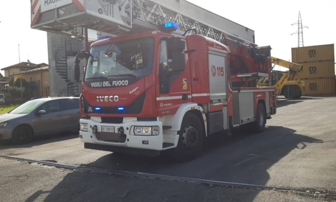 Incendio in un container con rischio di esplosione nel milanese, intervento immediato dei soccorsi