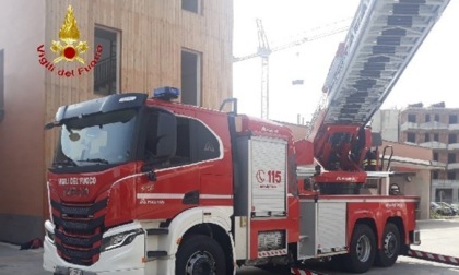 Ragazza di 24 anni si lancia dal quarto piano al Gratosoglio: salvata dai vigili del fuoco