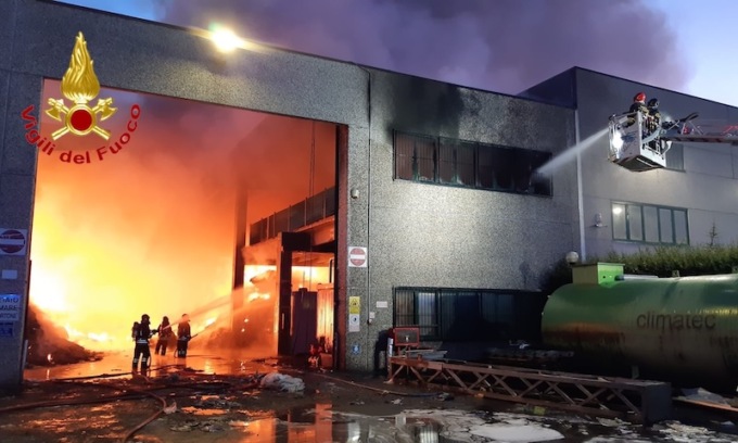 Capannone per lo stoccaggio rifiuti va a fuoco nella notte a Buccinasco: tangenziale Ovest bloccata