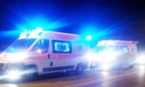 Auto si schianta contro una rotonda nella notte in viale Ortles: un morto e un ferito grave