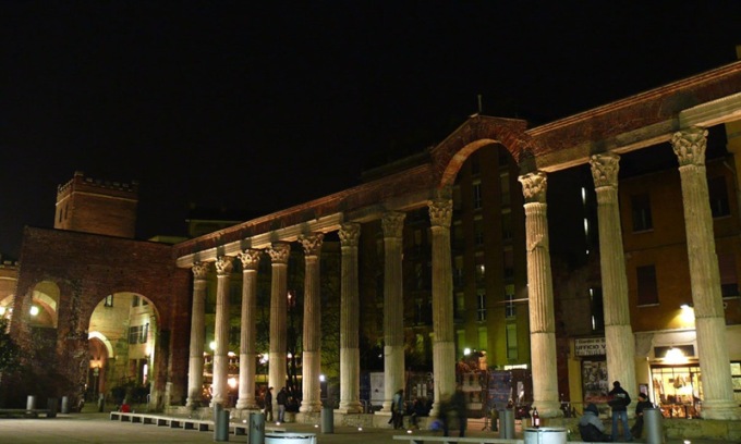 Studenti accerchiati e derubati alle Colonne di San Lorenzo: tra i rapinatori un minorenne con precedenti