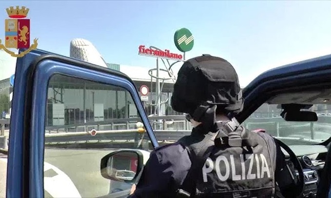 Borseggiatori in azione al Salone del Mobile e spaccio in centro a Milano: arresti della Polizia