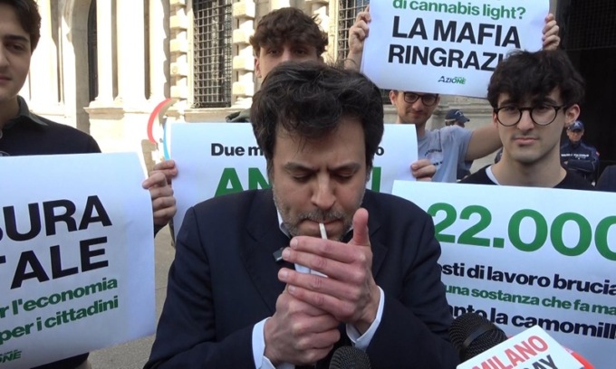 Cannabis, il consigliere Nahum fuma lo spinello light fuori dal Comune: “divieto è regalo alle mafie”