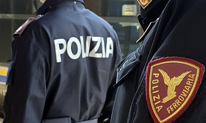 Violenta aggressione su un treno regionale: turista ferito e derubato
