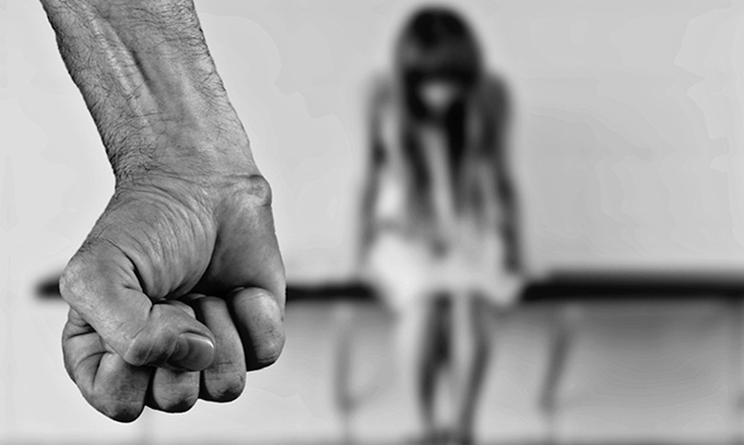 Un 29enne violenta e rapina due giovani escort sudamericane: arrestato