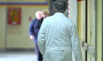 Medico arrestato per violenze sessuali e abusi su quattro pazienti