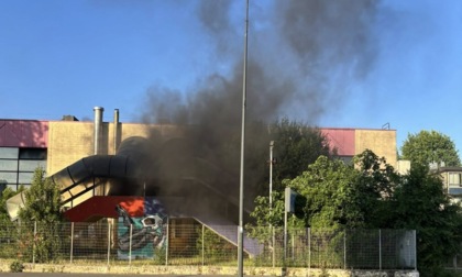 Di nuovo a fuoco l'ex Palaghiaccio Agorà: è il secondo incendio in una settimana