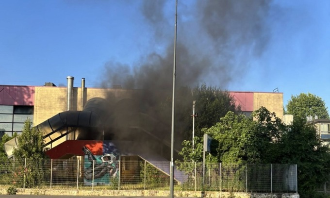 Di nuovo a fuoco l’ex Palaghiaccio Agorà: è il secondo incendio in una settimana