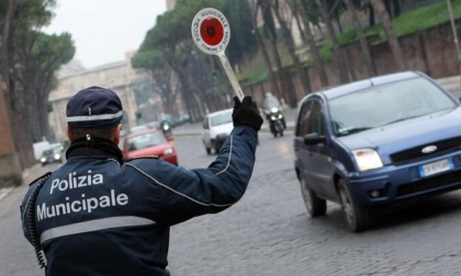 Si fingono agenti della Polizia Svizzera per truffare una donna di 92 anni e poi scappano contromano: bloccati dai vigili