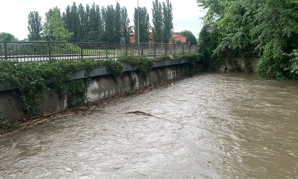 Notte di fulmini e tuoni su Milano: fiumi in rapida salita. Resta l’allerta meteo