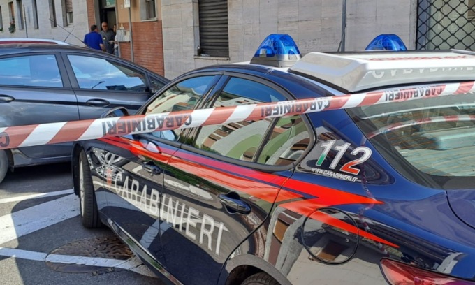 Trovata uccisa in casa: il marito si presenta ai Carabinieri per altri reati