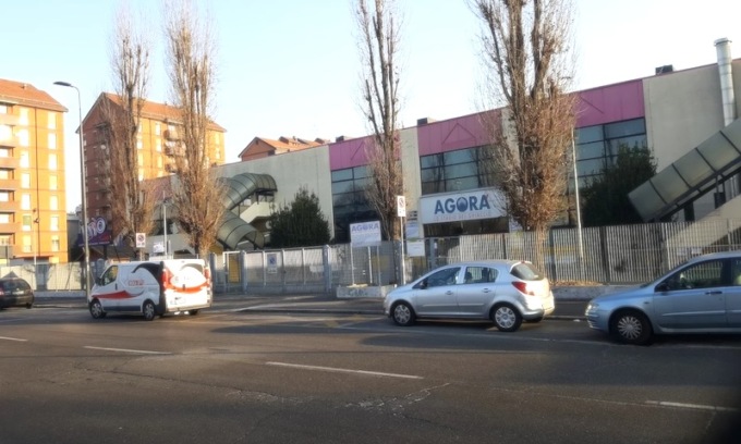 Milano, incendio all’ex Palaghiaccio Agorà