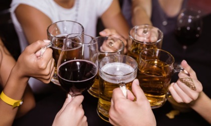 Mala movida a Milano, il sindaco firma la nuova ordinanza: stop alla vendita di  alcool dopo le 22