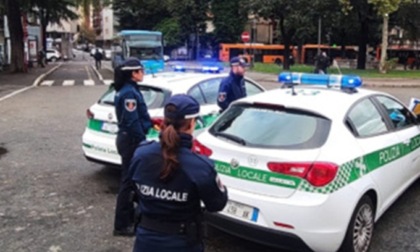 Morsi ai vigili dopo atti osceni all’area giochi in zona Garibaldi: arrestato 33enne italiano senza fissa dimora