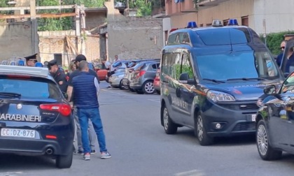 Omicidio nel milanese, donna 35enne uccisa con un coltello nella schiena: è caccia all'assassino