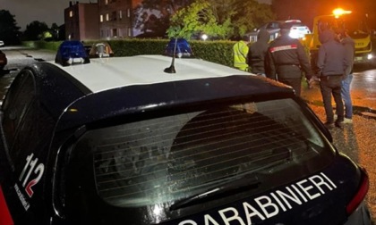 Uccide a coltellate la moglie davanti alla figlia di 10 anni: arrestato il marito
