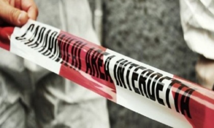 Omicidio all'alba di oggi: un uomo è stato trovato ucciso con 24 coltellate, si indaga per ricostruire l'accaduto