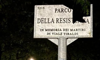 Parco della Resistenza, devastata la targa in memoria dei martiri di viale Tibaldi