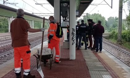 19enne attraversa i binari in stazione ma arriva il Malpensa Express che lo travolge e lo uccide