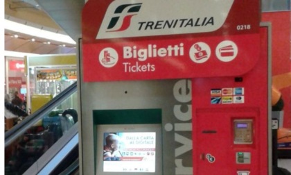 Rubava i soldi alle macchinette self-service dei biglietti in stazione Centrale