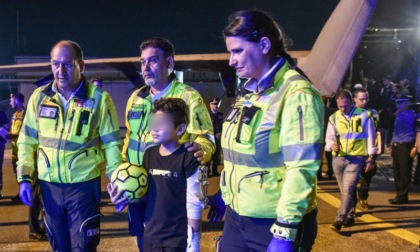 E atterrato a Linate il volo umanitario da Gaza con il piccolo Adam: sarà curato all'ospedale Niguarda