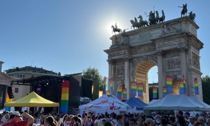 Al Pride Milano il numero record di 350mila persone dietro allo striscione “Resistenza Arcobaleno!”