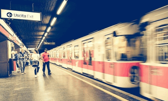 Paura nella metro di San Babila: 33enne armato di catena aggredisce i passeggeri e ferisce un agente