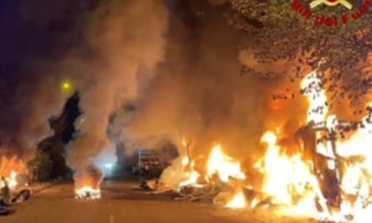 Rapina al centro logistico: camion rubati, mezzi in fiamme e chiodi sull’asfalto per scappare