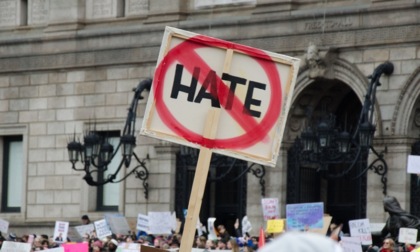 17enne indagato per propaganda d’odio online: per lui niente web per due mesi