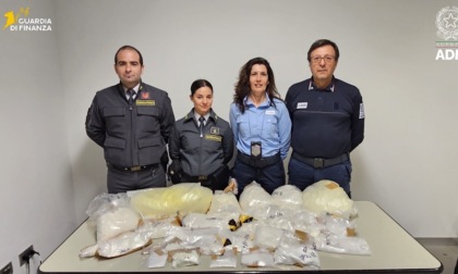 Blitz antidroga all'aeroporto di Linate: due corrieri arrestati e 2,6 chili di cocaina sequestrati