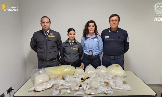 Blitz antidroga all’aeroporto di Linate: due corrieri arrestati e 2,6 chili di cocaina sequestrati