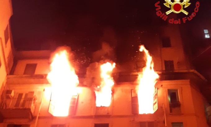 Dramma in viale Abruzzi: per sfuggire all’incendio 48enne muore dopo essersi lanciata dal quarto piano