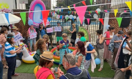 Milano risponde in costume alla chiusura delle piscine pubbliche