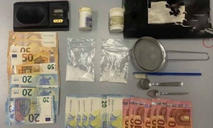 Droga al Lorenteggio: arrestati un 74enne e un 19enne per spaccio al parco giochi dei bambini e cocaina in casa