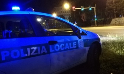 Aggredisce a schiaffi e pugni l'ex compagna per strada violando il divieto di avvicinamento: 31enne in manette