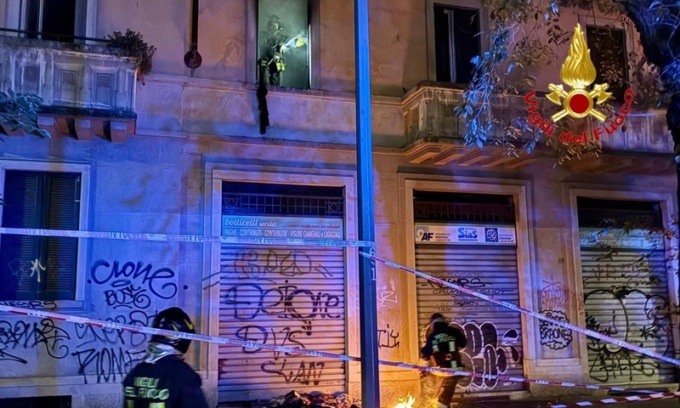 Appartamento a fuoco in una casa Aler: era invaso da oggetti accatastati, evacuati i residenti anziani
