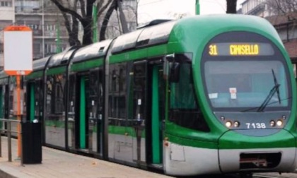 Viale Fulvio Testi, fratelli assaliti da una gang alla fermata del tram: 32enne accoltellato alla schiena
