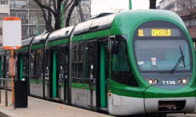 Viale Fulvio Testi, fratelli assaliti da una gang alla fermata del tram: 32enne accoltellato alla schiena
