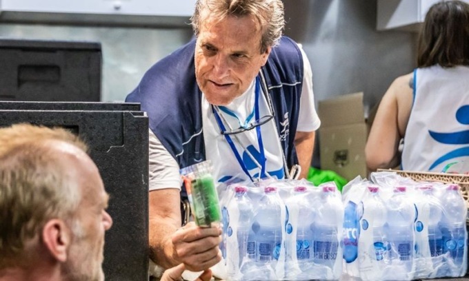 Caldo record, Progetto Arca raddoppia l’aiuto in strada ai senzatetto: acqua fresca, kit contro il caldo e accoglienza H24