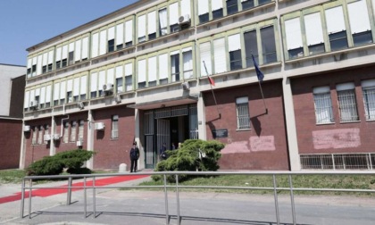 17enne detenuto per rapina evade dal carcere minorile Beccaria durante l'uscita nel cortile