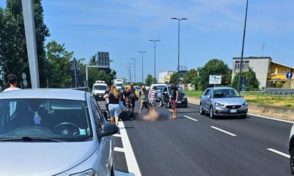 Perde il controllo della moto e finisce rovinosamente a terra: 65enne in ospedale in serie condizioni