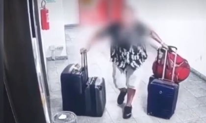 Furto in un garage del centro: ladro porta via i bagagli da un’auto in sosta ma viene sorpreso dagli stessi proprietari